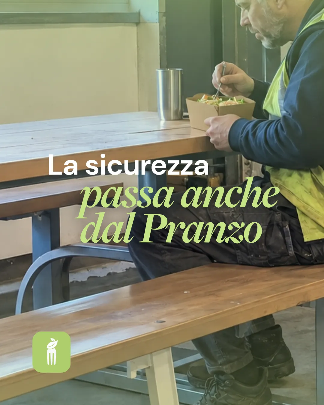 Un operaio in pausa pranzo mangia da un box su una panca di legno. Testo: La sicurezza passa anche dal pranzo.